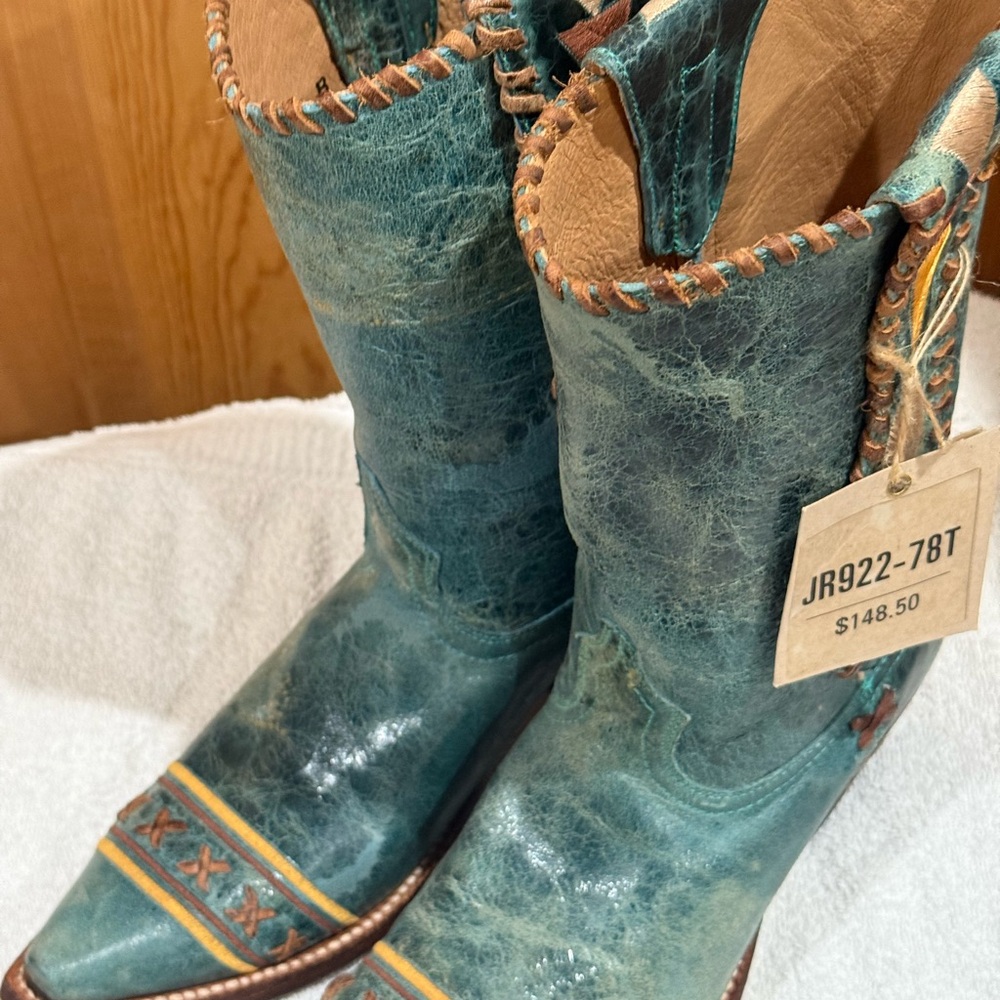 New Johnny Ringo slip on Turquoise  Leather Cowboy Boots size 7 fits like 7.5